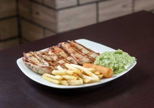 Foto original de la pechuga a la parrilla sobre una mesa