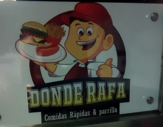 Aviso original del local con el primer personaje: un muñeco de gorra roja con una bandeja de comida